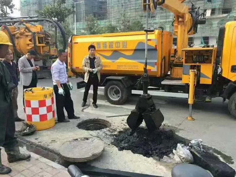 荣昌街道：网格员化身“清道夫”，为民解忧疏通“堵心”化粪池