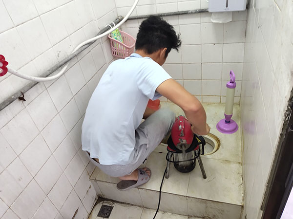 荣昌肥皂掉到马桶里把马桶堵住了怎么办？马桶堵住了怎么办